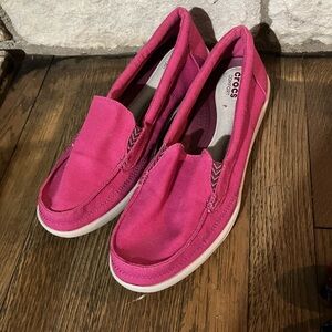 CROCS Women's triple comfort Fuchsia Flats